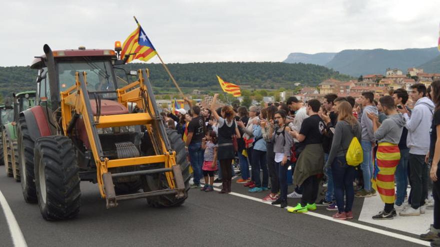 Manifestació tallant la C-16