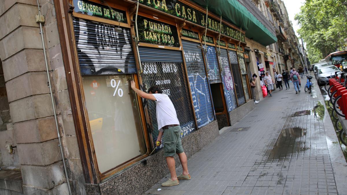 El local de la bicentenària camiseria Xancó de la Rambla reobrirà per vendre ceràmica