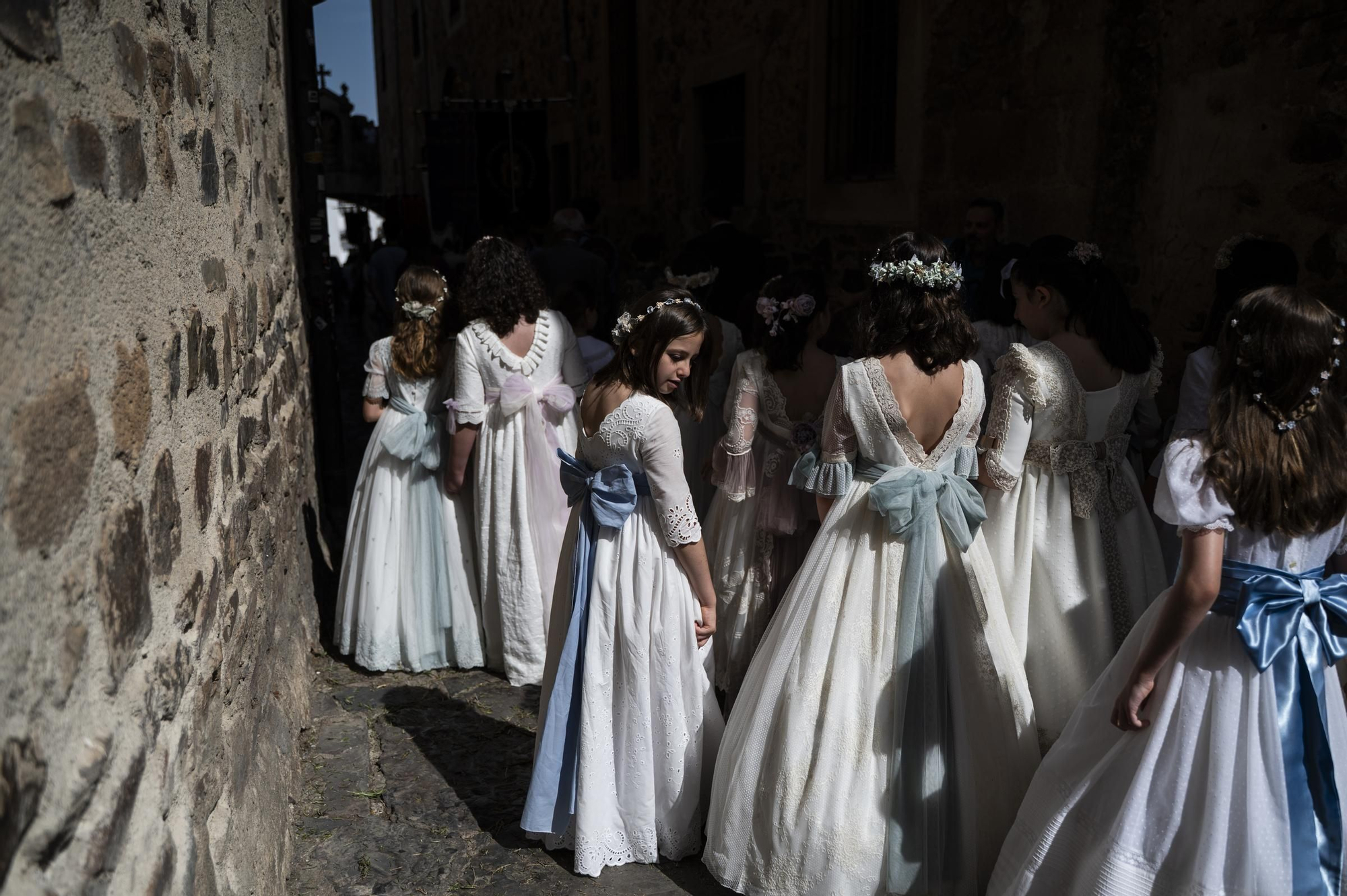 El calor da un respiro al Corpus de Cáceres: búscate en estas fotos
