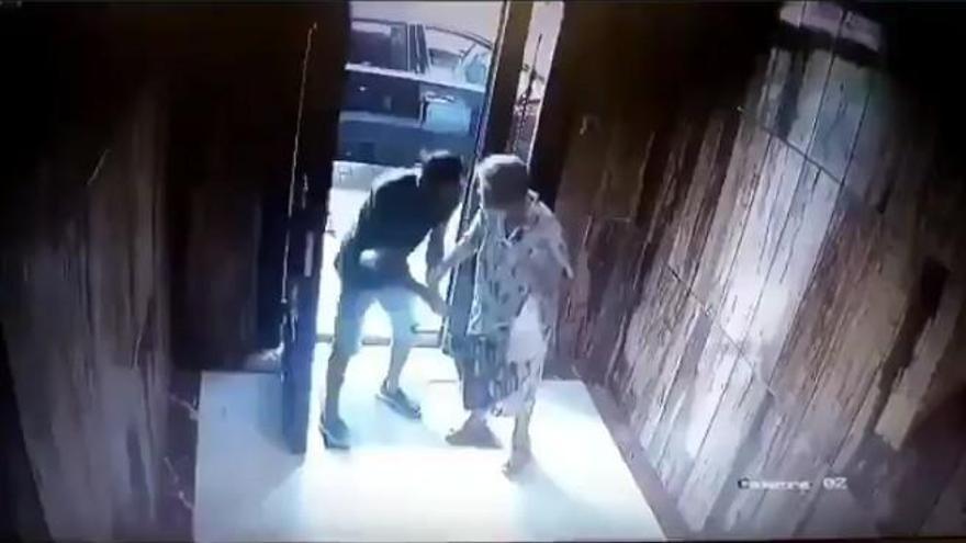 Brutal agresión a una anciana durante un asalto en el portal