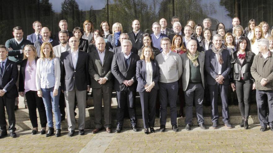 De izquierda a derecha (en primera fila), Miguel Fidalgo, Irene Garrido, Marta González, Celso Delgado, Joaquín García Díez, Xosé Manuel Barreiro, Ana Pastor, Alberto Núñez Feijóo, Miguel Lorenzo, Miguel Viso y Paula Prado. // Xoán Álvarez