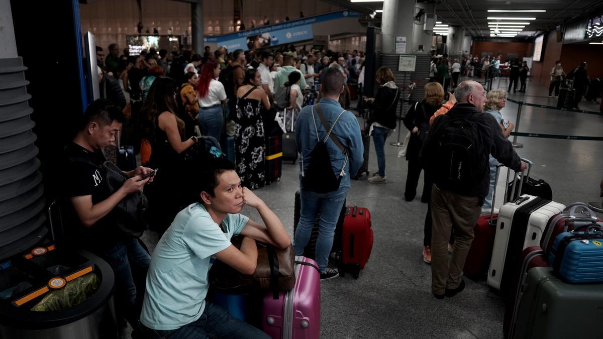 Pasajeros en Atocha, en este martes de importantes retrasos