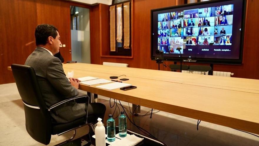 El presidente andaluz, Juanma Moreno, participa de forma telemática en la Conferencia de Presidentes.
