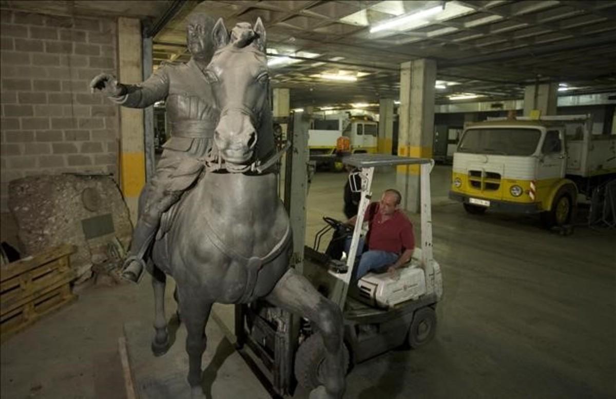 La estatua ecuestre de Franco, almacenada, en el 2008, antes de ser decapitada.