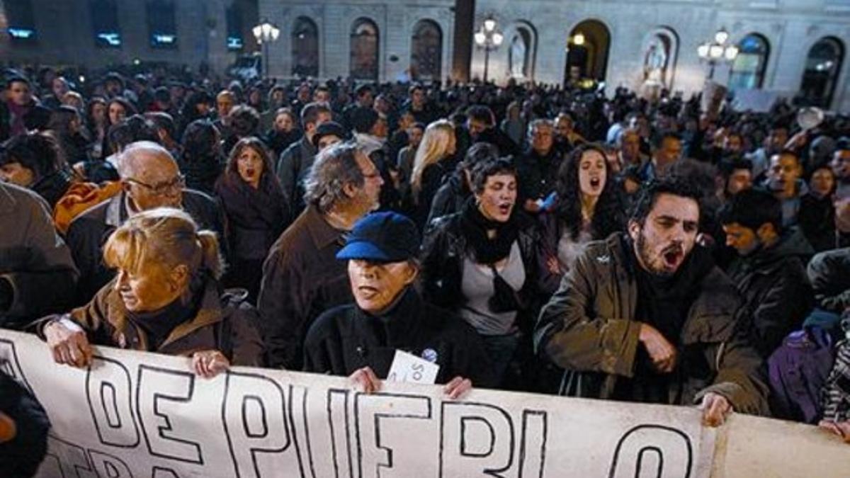 NUEVAS PROTESTAS 3 Centenares de manifestantes protestaron ayer contra la corrupción en la plaza Sant Jaume y algunos pernoctaron en la plaza de Catalunya. Esta tarde volverán a manifestarse ante la sede del PP.