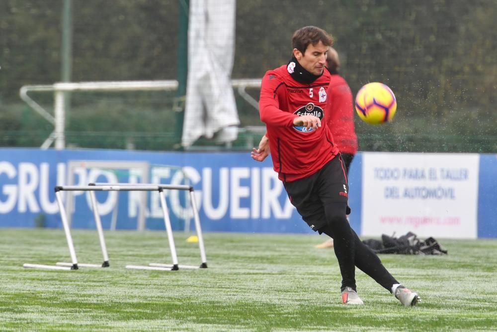 Natxo González dirigió un entrenamiento dividido en dos grupos para reforzar defensa y ataque. Los jugadores regresan mañana a Abegondo.