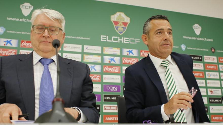 El secretario general del Elche, Juan Pascual, y el presidente del club, Diego García