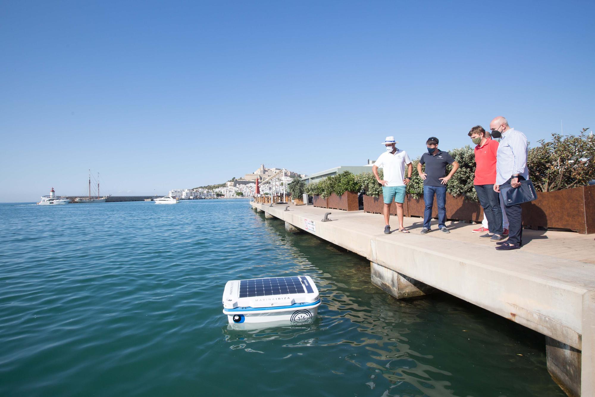 El ‘Geneseas’, un robot pionero en España limpia las aguas de la Marina Ibiza