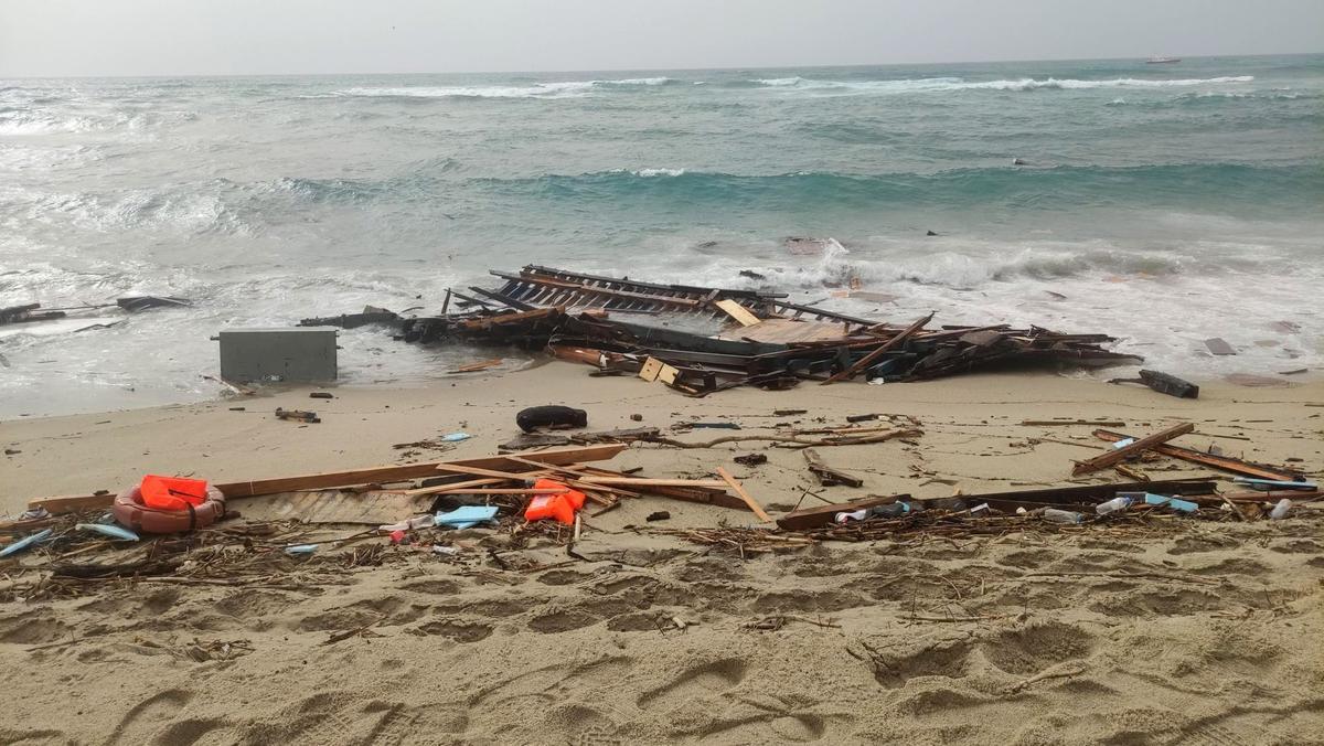 Al menos 40 personas han muerto, entre ellos varios niños, al naufragar una barca con 250 migrantes a bordo cerca de la costa de la región italiana de Calabria, en el sur del país. Decenas de cuerpos han sido encontrados en las playas de Steccato di Cutro, un balneario en la provincia de Crotone, y otros más han sido vistos en el mar.