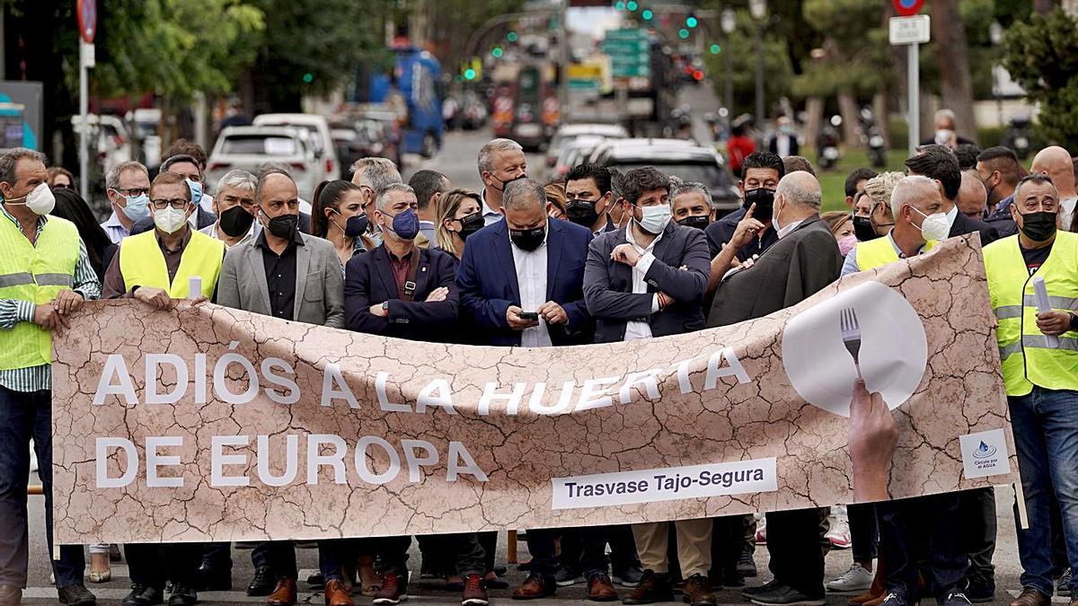 Represenantes del Sindicato de Regantes con el presidente López Miras y otros políticos.