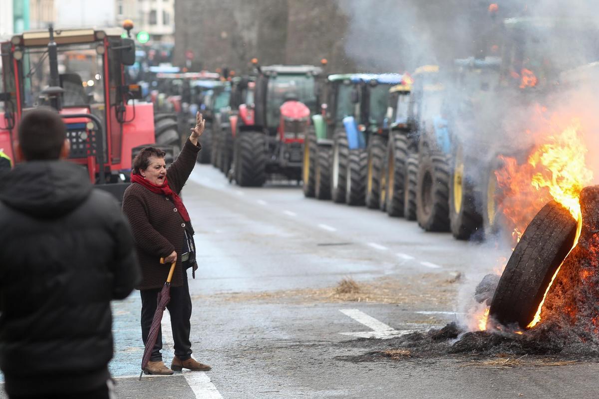 Hoguera de manifestantes de la tractorada que rodea la Muralla de Lugo desde el pasado lunes, frente a la Delegación de la Xunta de Galicia en Lugo, a 14 de enero de 2026, en Lugo, Galicia (España). Los ganaderos y agricultores gallegos continúan en pie de guerra contra el acuerdo comercial de Mercosur y la Unión Europea. Continúan con la protesta desde el lunes, reuniendo en la ciudad hasta 140 tractores. Afiliados a Agromuralla y Gandeiros Galegos da Suprema mantienen un retén de manifestantes ante el edificio de la Xunta y más de medio centenar de tractores aparcados en la ronda de la Muralla. 14 ENERO 2026 Carlos Castro / Europa Press 14/01/2026. Carlos Castro