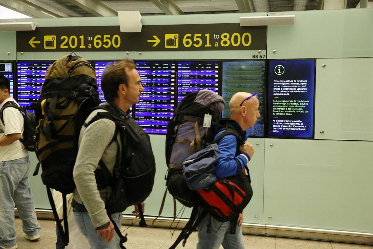 El temporal de fuertes lluvias en Barcelona y resto de Catalunya ha provocado al menos 47 cancelaciones y dos desvíos de vuelos, además de numerosos retrasos en el aeropuerto de Barcelona-El Prat