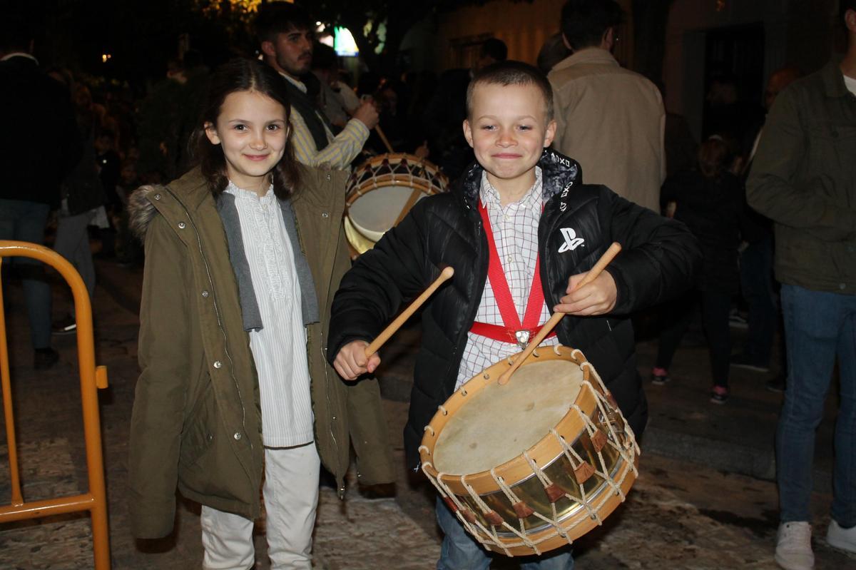 Dos niños ucranianos tocan el tambor en la víspera de San José.