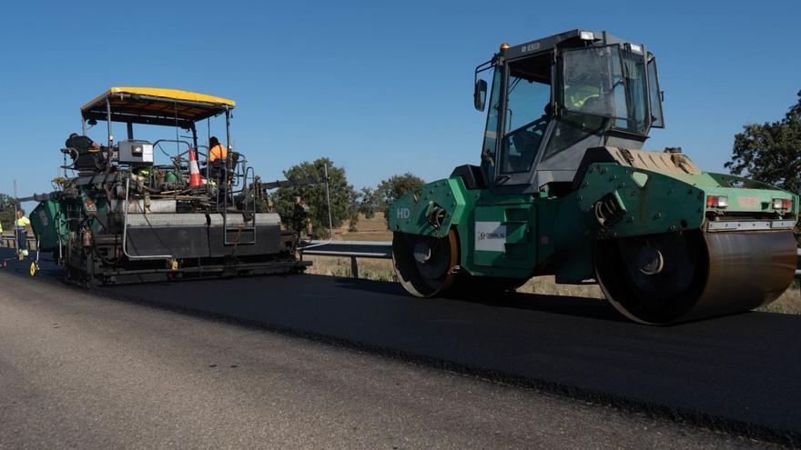 Máquinas trabajando, esta mañana, en el asfaltado de la carretera N-631, entre Pozuelo de Tábara y Tábara. | José Luis Fernández