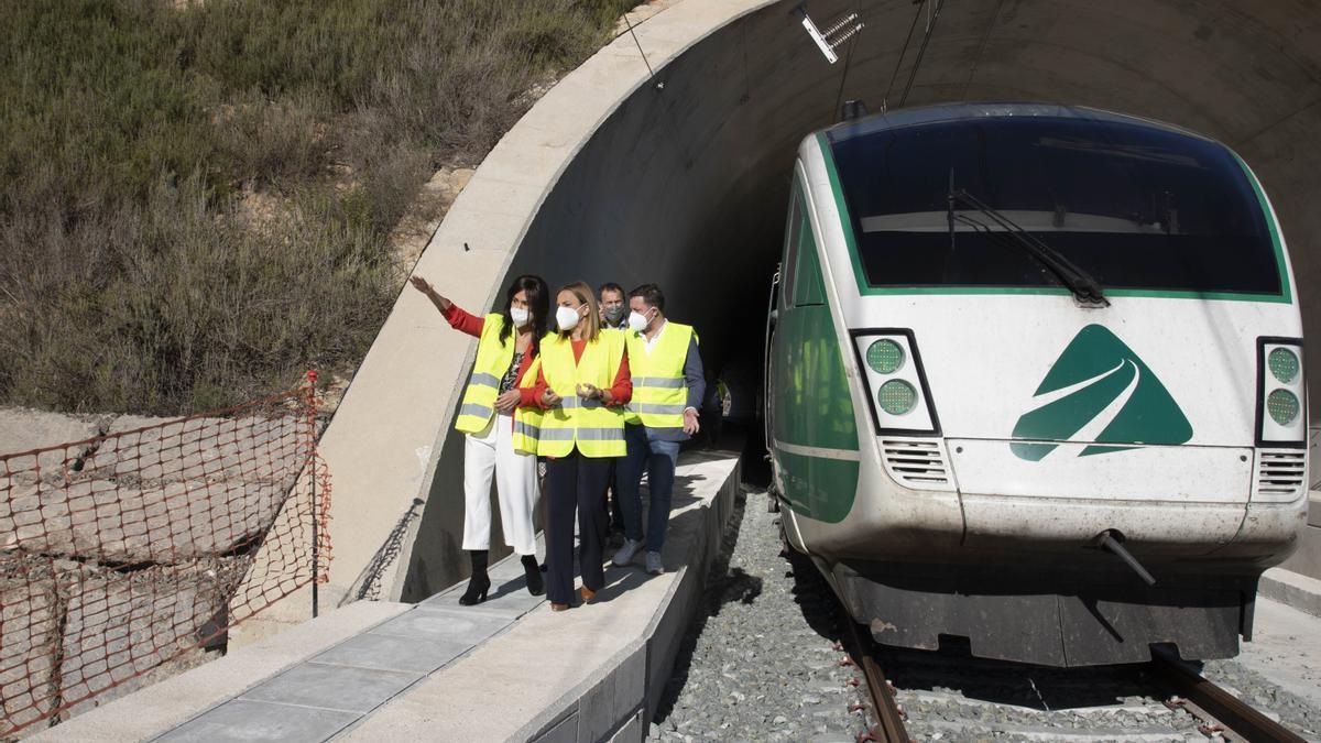 La secretaria de Estado de Transportes y otras autoridades, durante su visita al trazado el pasado jueves.