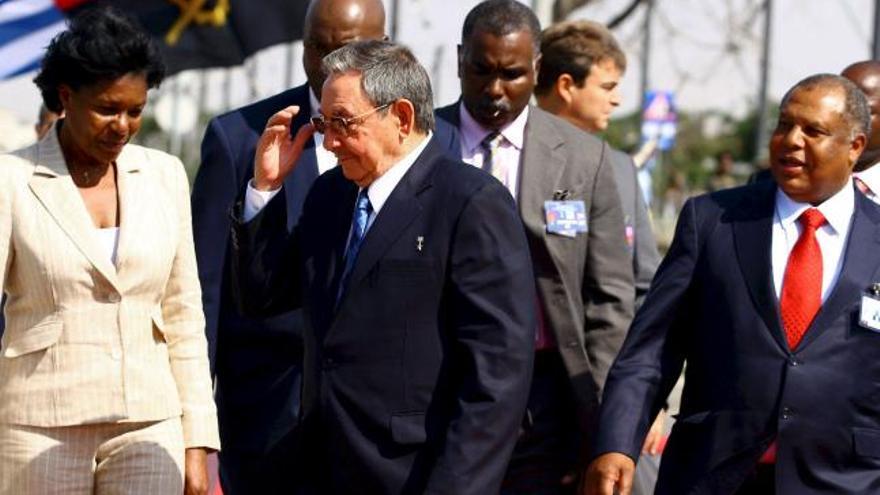 Castro visita Angola y se reúne con los residentes cubanos