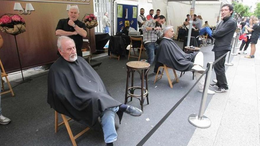 Los barberos trabajaron durante cuatro horas en la calle Paseo.