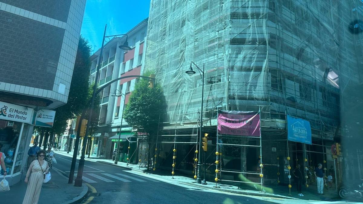 Los andamios colocados en la fachada del edificio de la avenida Schulz con Pérez de Ayala.