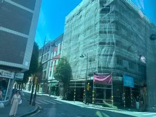 La Serena reclama la retirada de unos andamios “abandonados” en la avenida de Schulz en Gijón