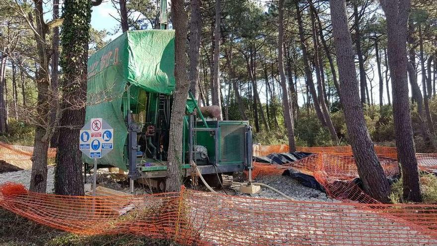 Trabajos de sondeo de la minera en la zona de los lagos de Silva, en Salave, en la jornada de ayer.