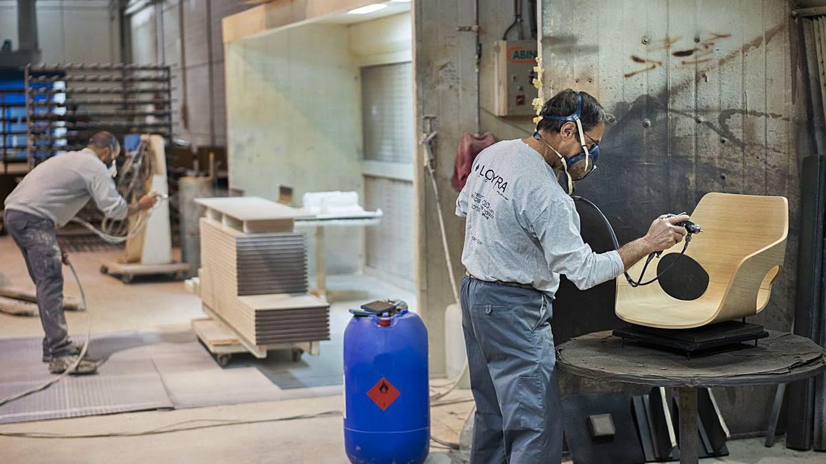 Dos empleados trabajan en una empresa de muebles valenciana, en imagen de archivo. | GERMÁN CABALLERO