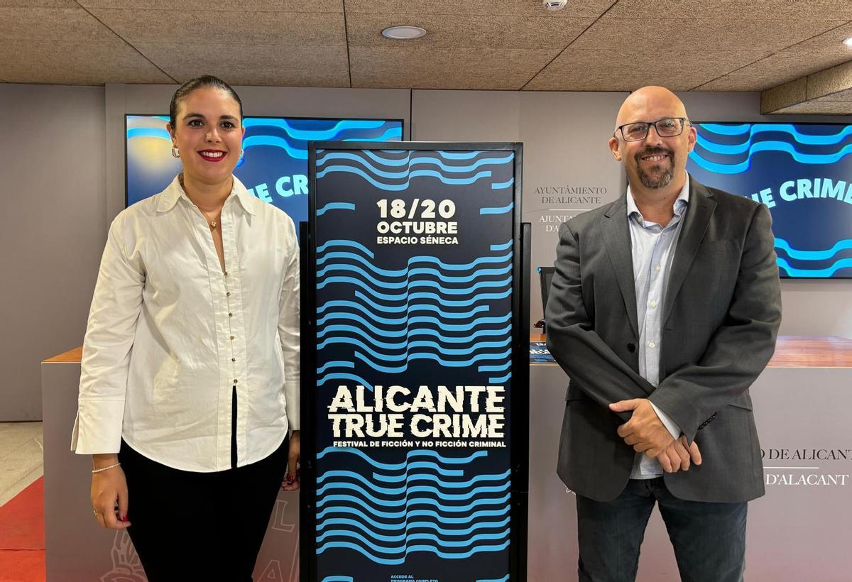 La concejala de Cultura, Nayma Beldjilali, y Santiago Álvarez, director de Alicante True Crime