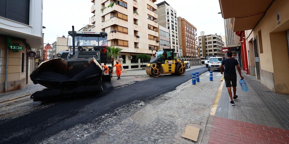 Imagen de las máquinas y los operarios durante los trabajos de reasfaltado de las calles Bayarri, Santa Anna, Sant Joaquim y Mare de Déu de Gràcia que han arrancado este lunes.