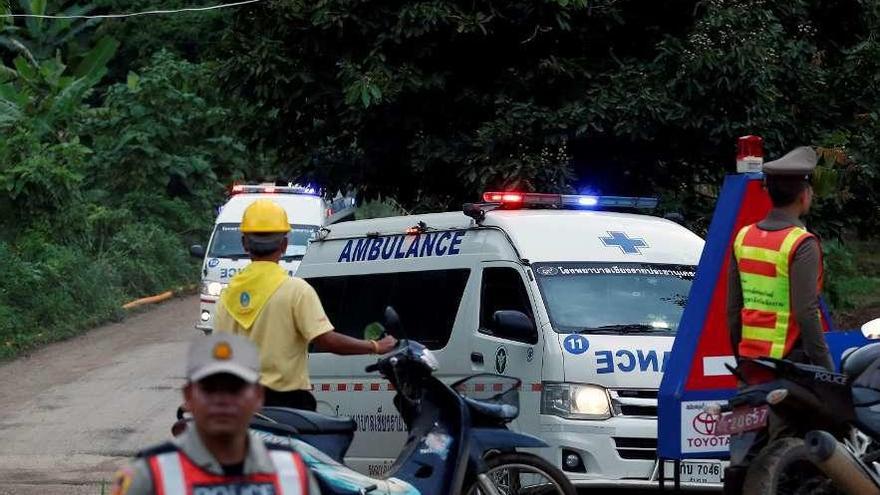 Una ambulancia traslada al hospital al último de los niños rescatados ayer de la cueva.