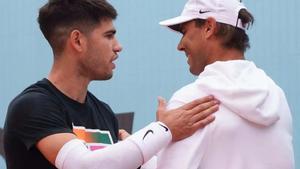 Nadal y Alcaraz se saludan en las instalaciones del Mutua Madrid Open.