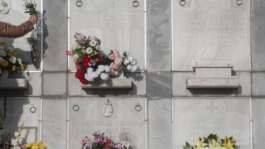 Día de los Difuntos en el cementerio de la Carriona, Avilés