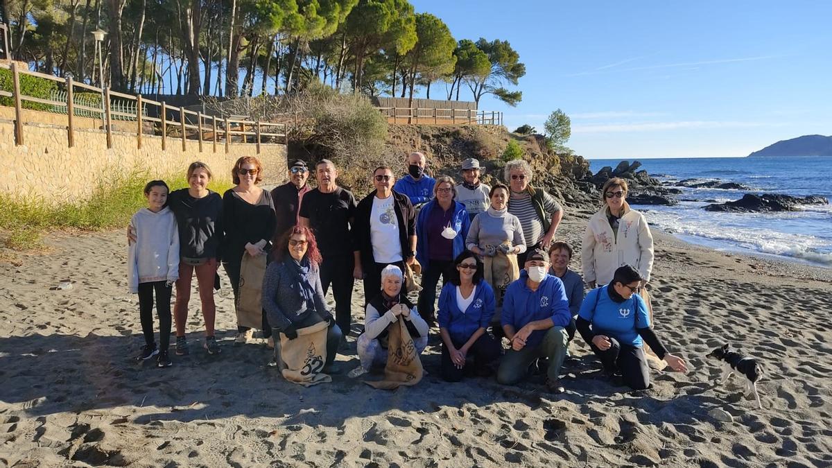 Els 21 voluntaris que han recollit brossa de la platja de la Farella i voltants