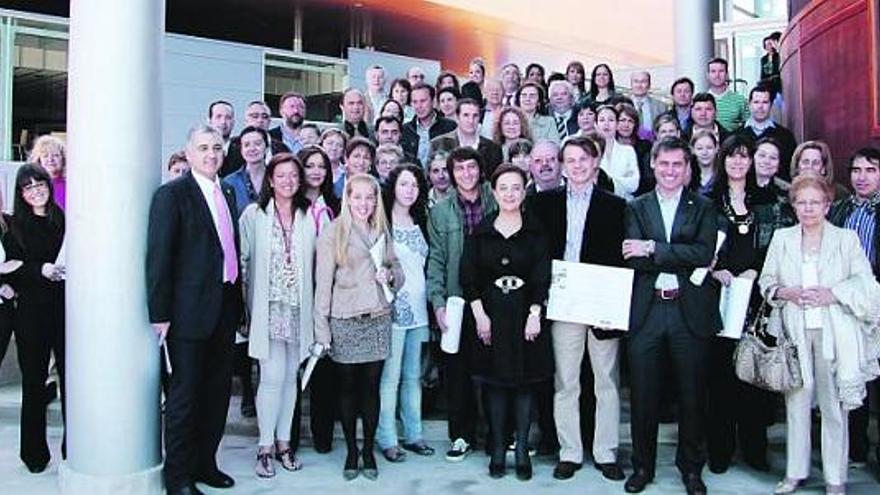 Los galardonados en los premios de «Innovación Turística», junto a Mercedes Álvarez, José Luis Vega y Alberto Martínez, en el Palacio de Congresos de la Feria.