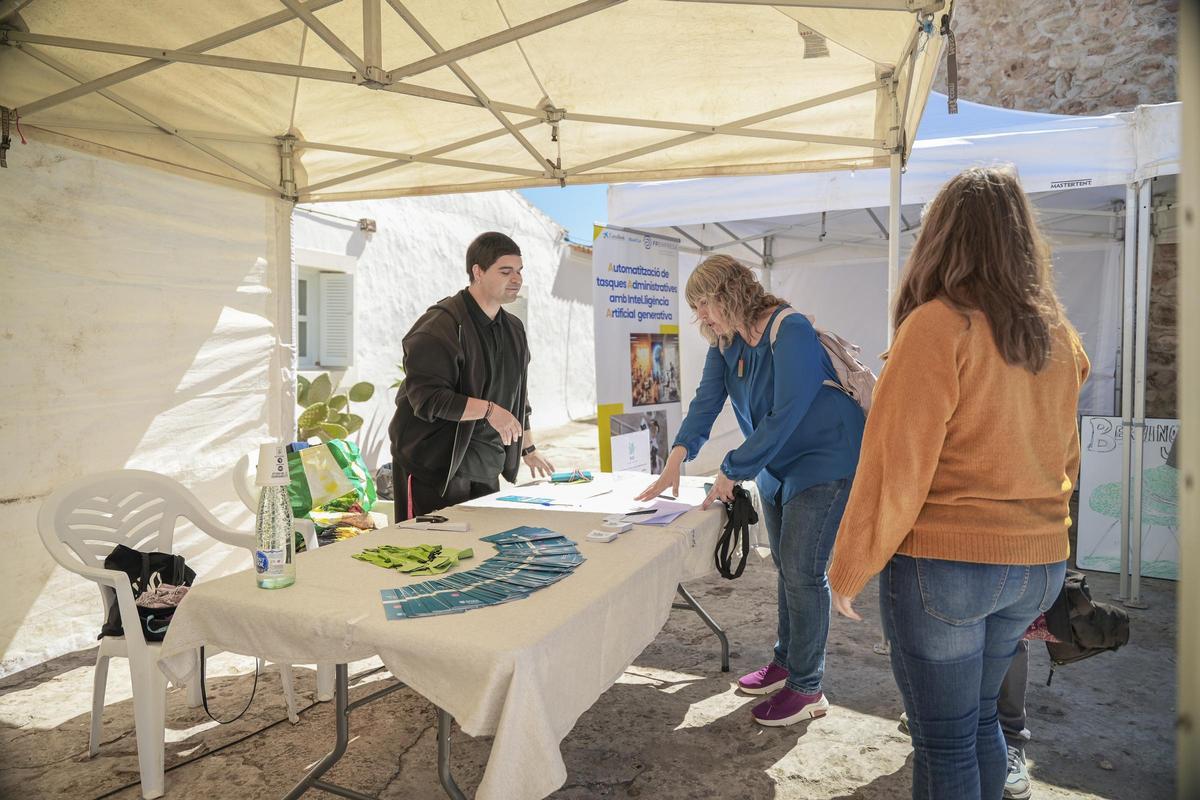 La Escuela Oficial de Idiomas en Formentera montó una mesa informativa