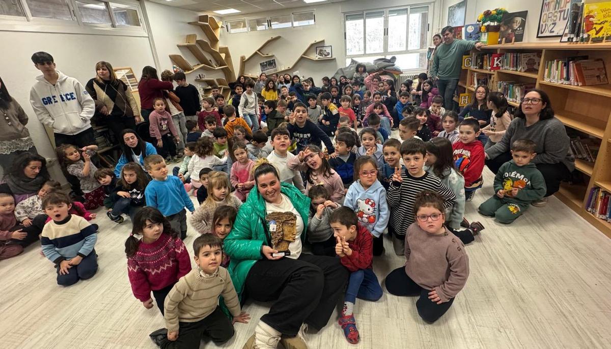 La ‘agroinfluencer’ Flavia visita el CEIP O Foxo por el Día de la Mujer