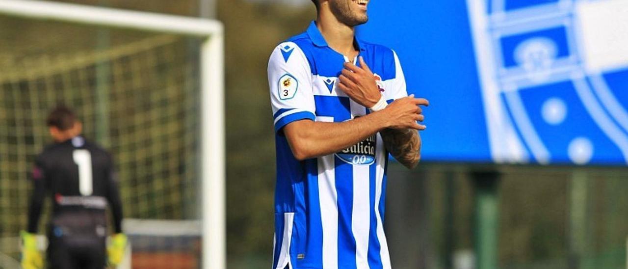 Rayco Rodríguez, con el dorsal ‘9’ que lleva actualmente en la primera plantilla del Deportivo de La Coruña, la semana pasada en el partido de su debut contra el Coruxo. | | LP/DLP