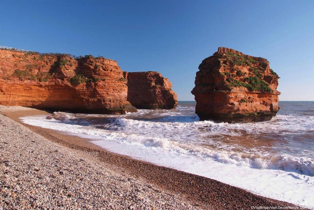 El mar y el tiempo han esculpido las columnas de arenisca de Ladram Bay .