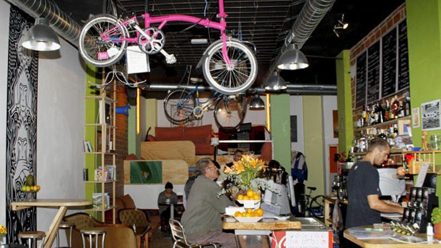 El interior de Recyclo bike café.