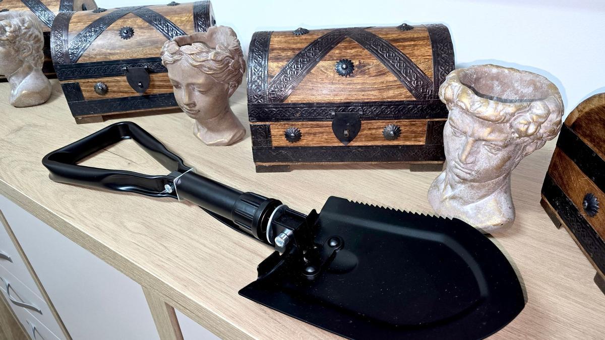 Los cofres y la pala utiliza por Velasco para esconderlos