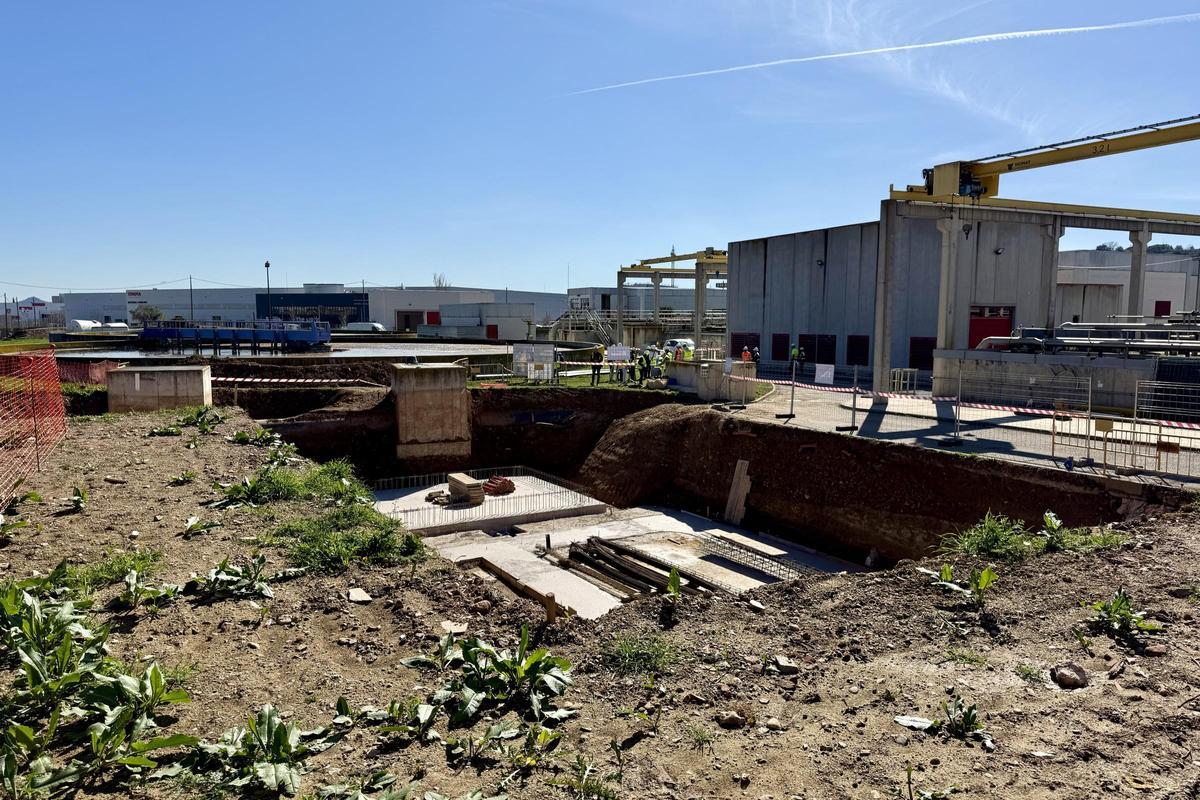 Espacio donde se está construyendo una bomba de agua per a llevar a cabo la depuradora en Can Gambús