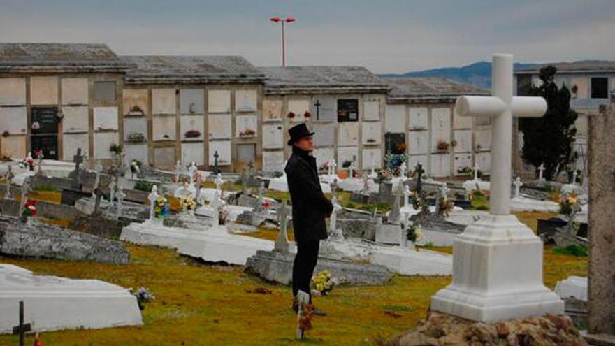 Los sábados D.Fiz de Cotovelo, un alma en pena, muestra los secretos del cementerio de San Amaro.