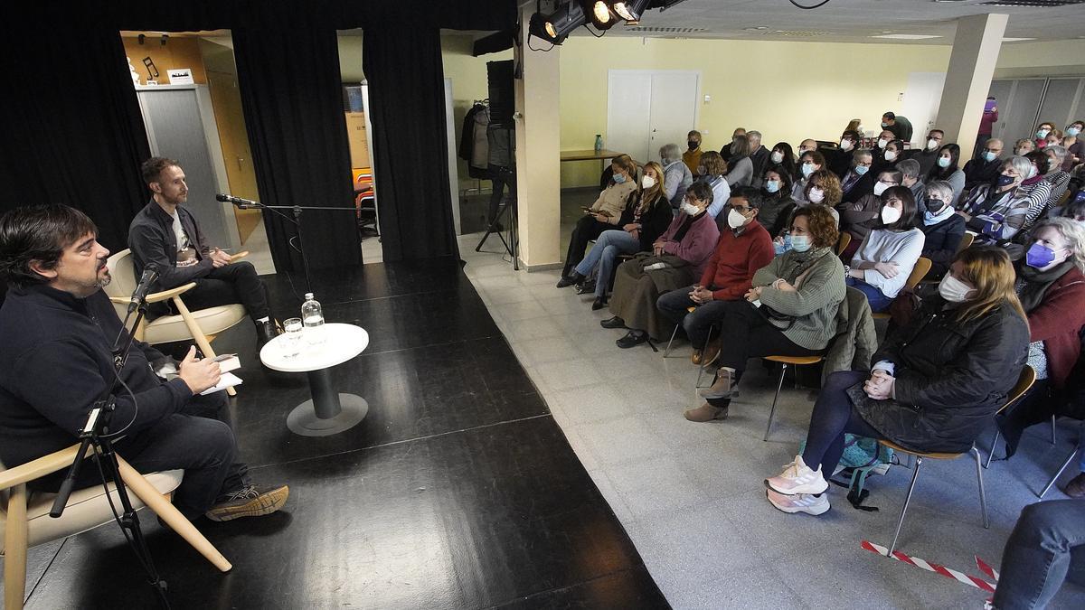 Alias i Petit, en l&#039;acte a la biblioteca Ernest Lluch.