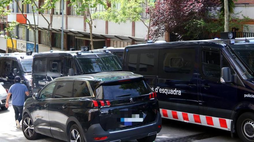 Vehicles dels Mossos d&#039;Esquadra davant l&#039;edifici on es va rodar «Merlí»