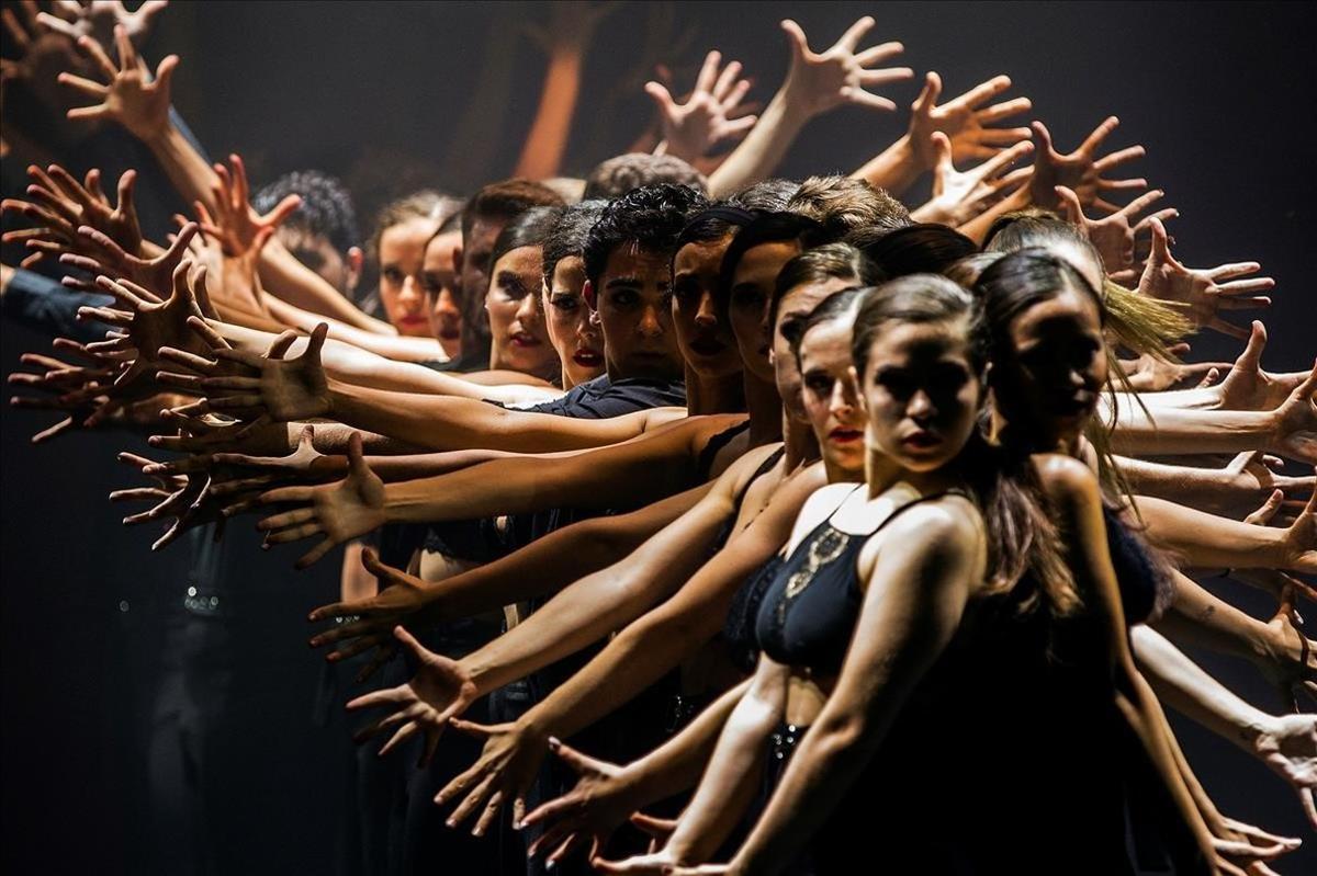 Un momento de la representación del espectáculo Camino a Broadway durante la gala celebrada esta noche en el Teatro Cervantes, en Málaga, en la que la cantante Rosalía ha recibido el premio de las Artes Escénicas Antonio Banderas que otorga la Escuela Superior de Artes Escénicas de Málaga (ESAEM).