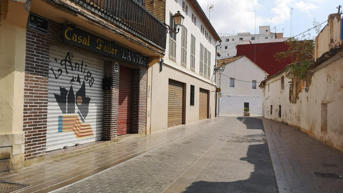 Calle Molino de la Marquesa, con la puerta del actual casal, donde se plantó falla en la década de los cincuenta del Siglo XX.