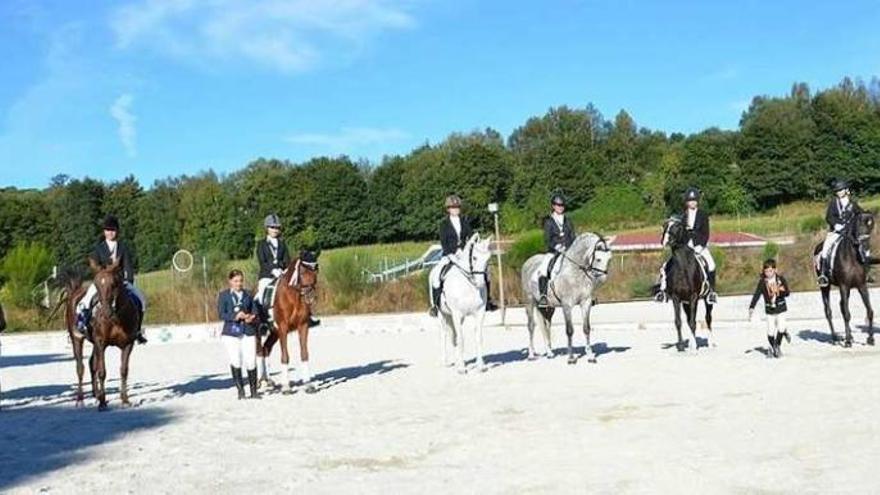 Los participantes en el concurso de doma clásica celebrado en las instalaciones de Mouriscade.