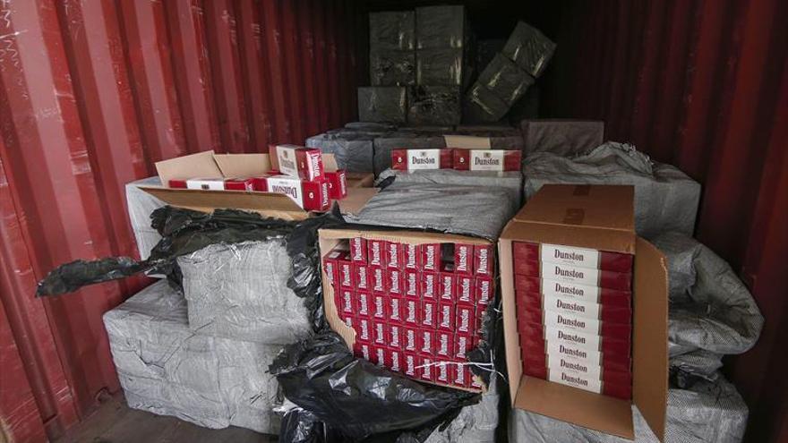 Intervienen 300.000 cajetillas de tabaco de contrabando en el puerto de Valencia