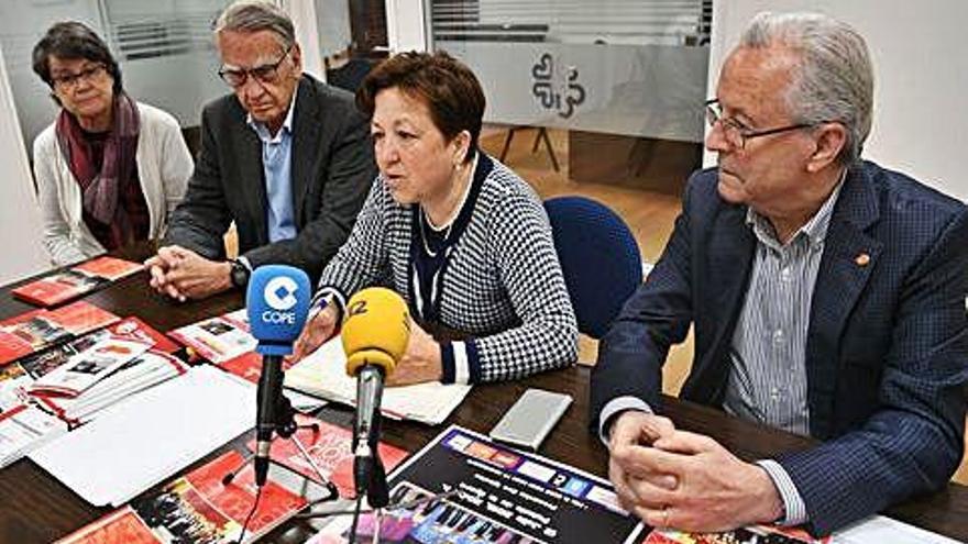 Representantes de Cáritas A Coruña presentan la memoria, ayer.