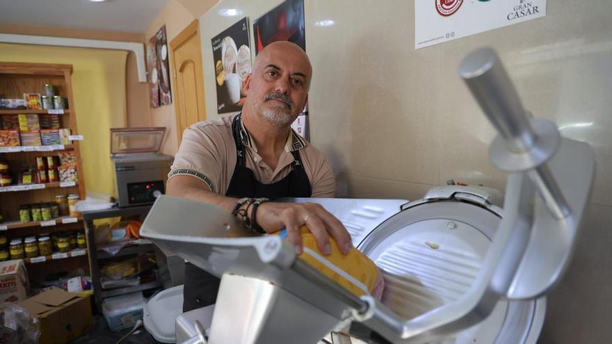 Un banco, un mostrador y 18 años: el día a día de Manolo Zancada en Cáceres