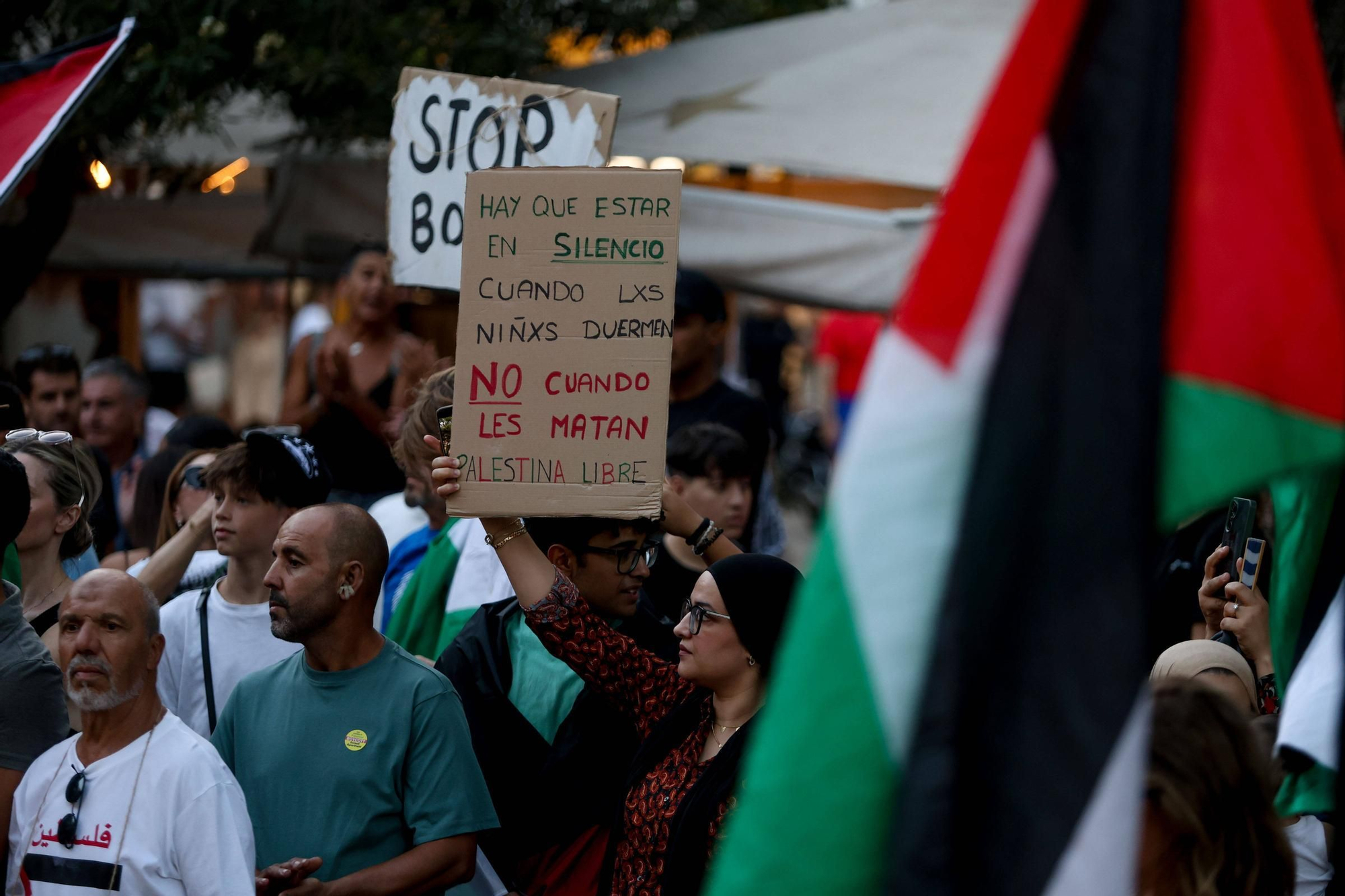 Concentración/Cacerolada convocada por la Plataforma de Solidaridad con el Pueblo Palestino bajo el lema Stop Holocausto Palestino