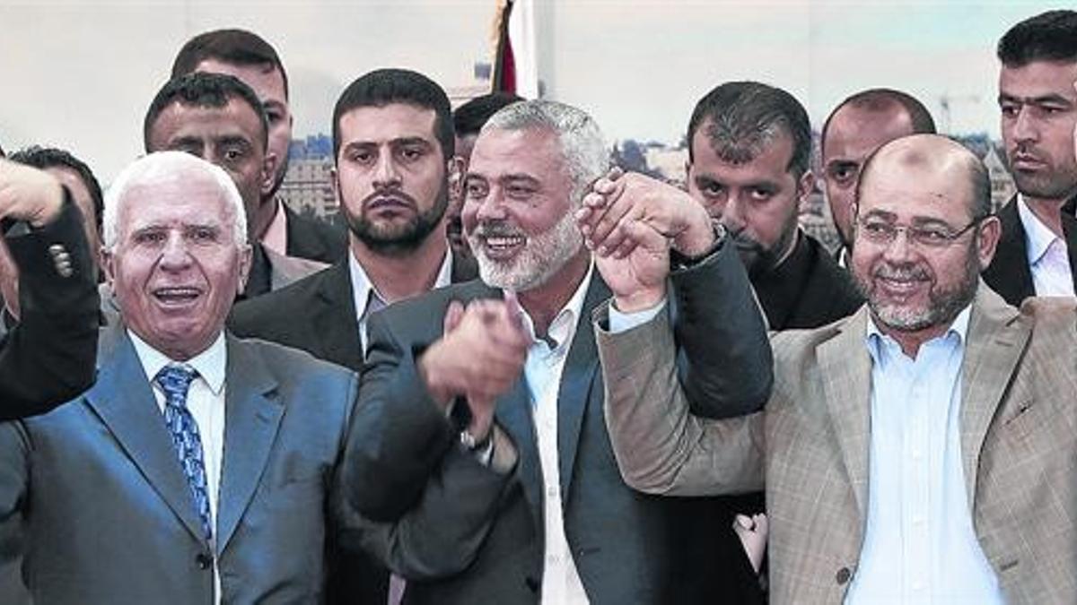 De izquierda a derecha, Azam al Ahmed, dirigente de Al Fatá, Ismail Haniye, presidente del Gobierno de Hamás, y Musa Abú Marzuq, líder de Hamás.